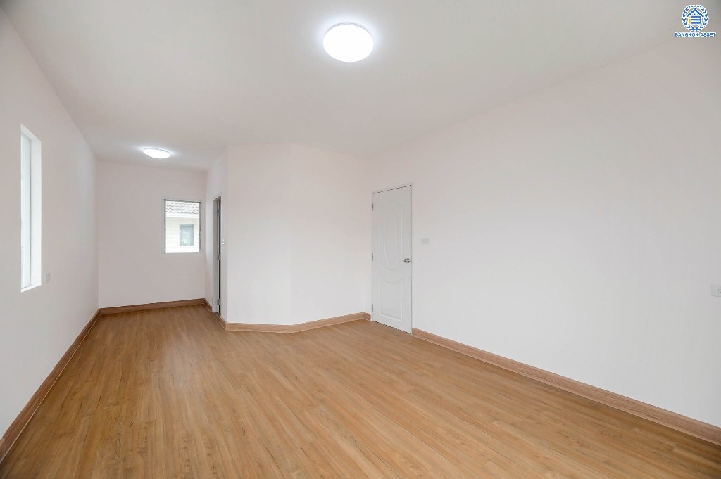 บ้านมือสองตกแต่งใหม่ โครงการ พฤกษ์ลดา พุทธสาคร หลังริม เนื้อที่ 54.50 ตร.ว. ฟังก์ชัน 3 ห้องนอน 2 ห้องน้ำ 2 ที่จอดรถ สภาพแวดล้อมโครงการร่มรื่น บนทำเลเดินทางสะดวก ติดถนนพุทธสาคร เชื่อมต่อถนนเพชรเกษม ถนนพุทธมณฑลสาย4 ถนนบรมราชชนนี ใกล้รถไฟฟ้าสายสีน้ำเงิน "สถานีหลักสอง"